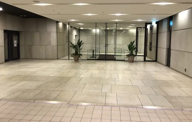 タイルの風合いを損なわない、透明な防滑コーティング。 店舗の入り口から浴室まで、美しさと安全性を両立します。