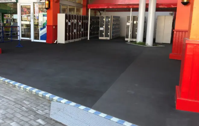 雨や油でも滑らない、強力なグリップと高い耐久性。 ほぼメンテナンスフリーで、過酷な環境下の安全を長期間守ります。